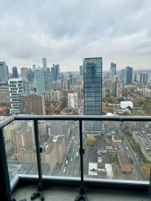 Cozy Condo Near Eatoncentre Mall Toronto Exterior photo